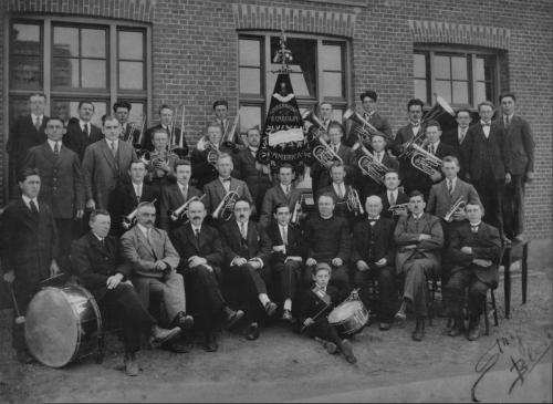 2.03 De eerste groepsfoto uit 1927, bestaande uit muzikanten, zangers en bestuursleden
