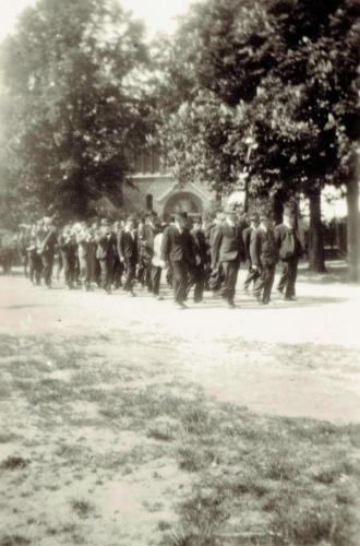 1937 Optocht door het dorp