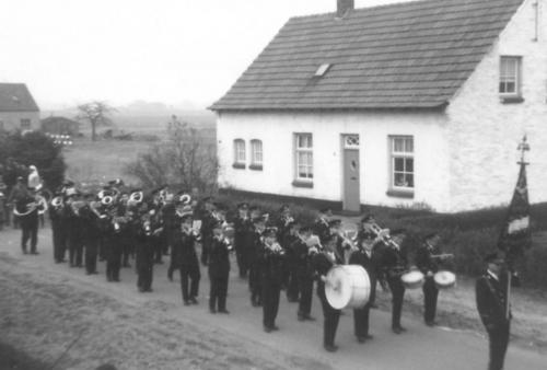 1957 Fanfare in optocht