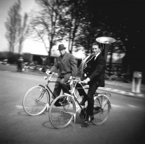 Hans en Arie Derix op weg naar de Bondszaal