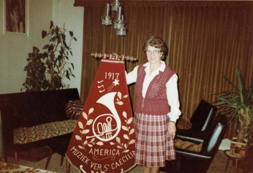 1980 Nieuw vaandel met maakster Fien vd Munckhof