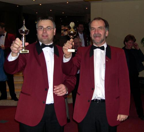 Voorzitters Geert en Ger met de gewonnen bekers in Praag